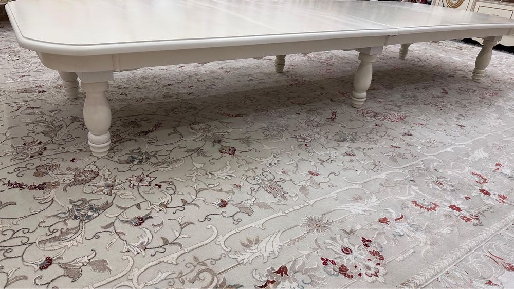 Продам стол в гостинную