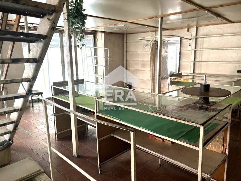 Магазин на три етажа за продажба, в обновена сграда Паметник на култур