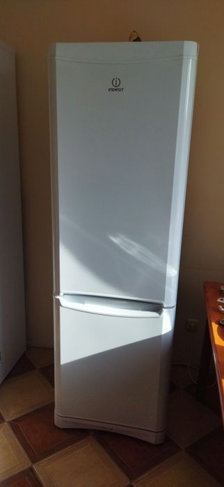 Продам холодильник indesit