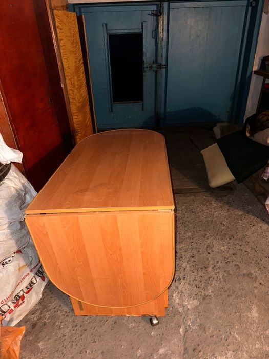 Продаётся обеденный стол