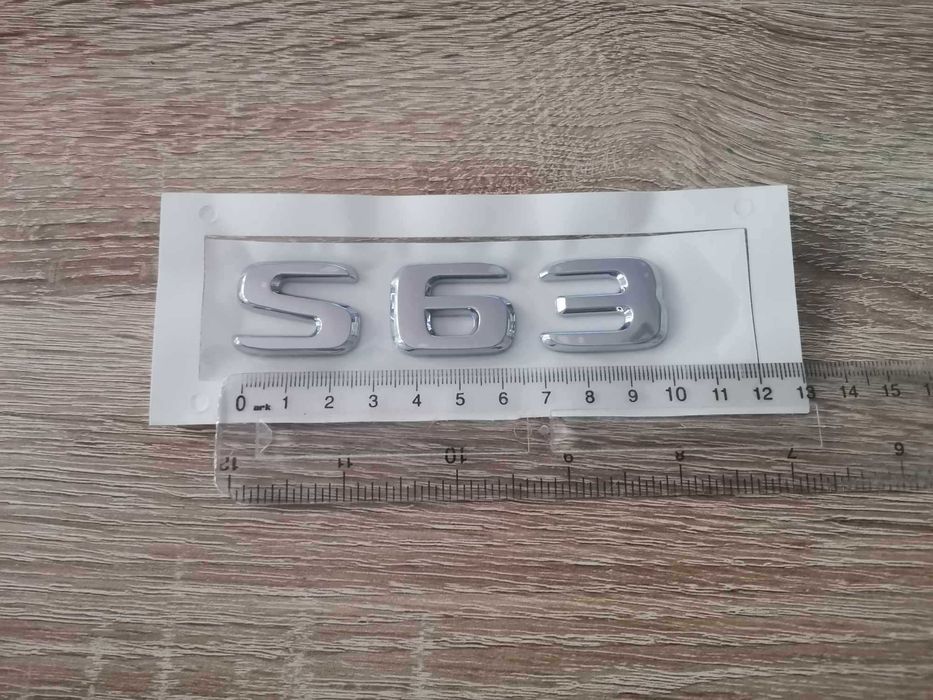 сребрист надпис Mercedes Benz S 63