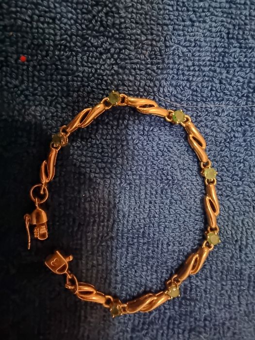 Златна гривна със смарагд