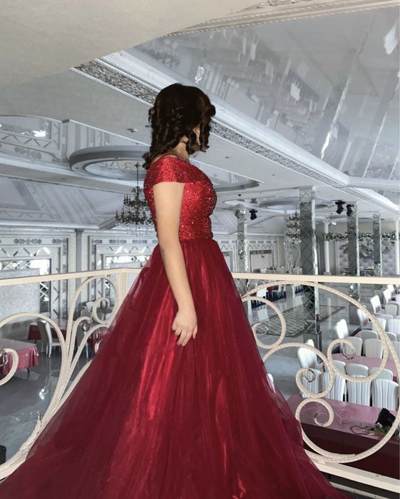 Вечернее красное платье