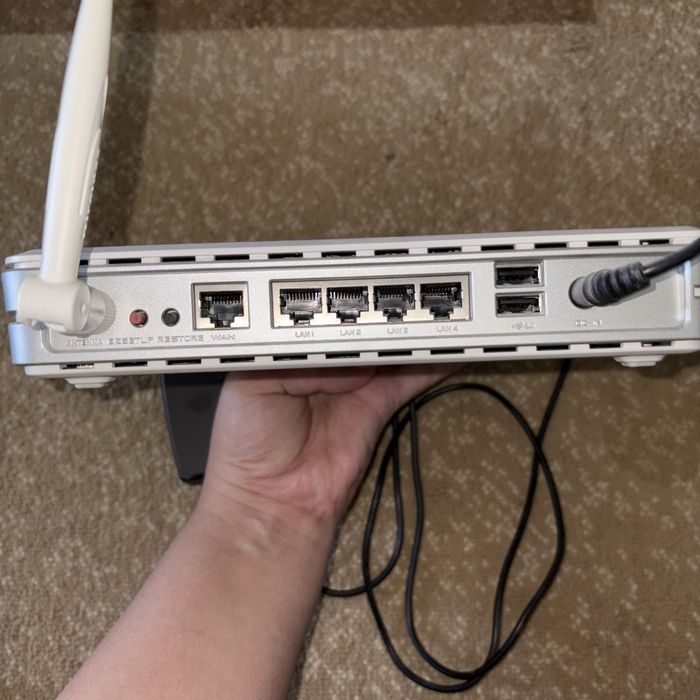 Роутер ASUS (Wi-Fi, 4 LAN-порта, 2 USB)