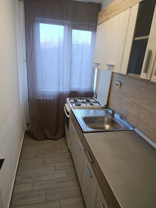 Închirierez apartament 3 camere