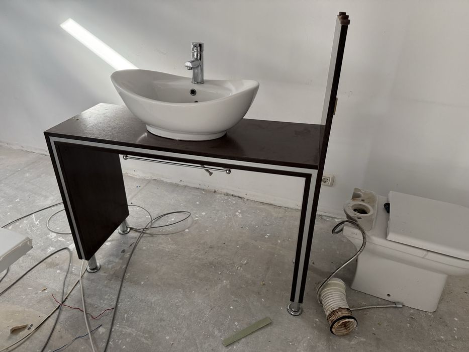 Vand chiuveta cu masa si baterie. Dimensiunea la masa este de 1.1m lungime si 0.4m latime