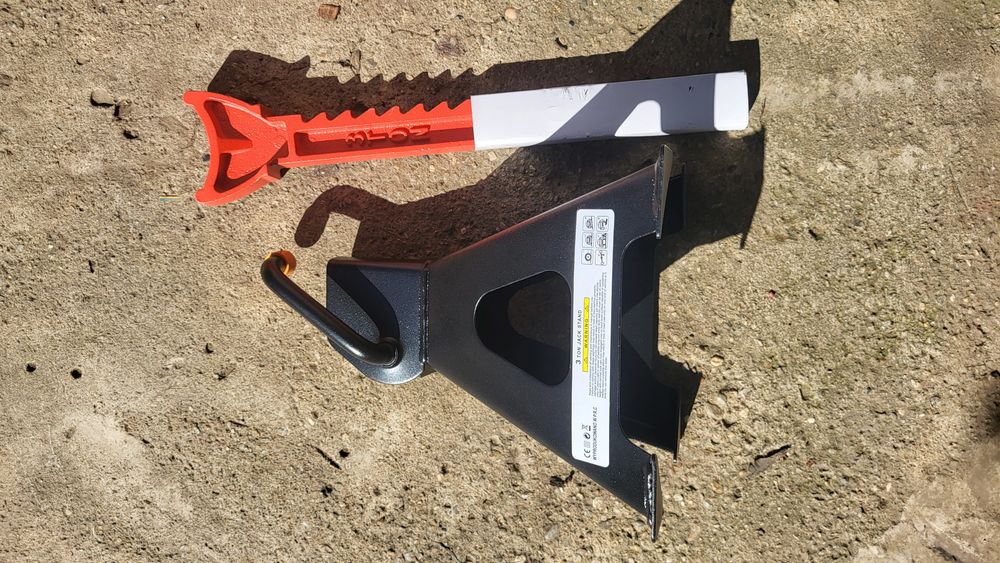 Suport auto tip capră și cric de 2 tone.