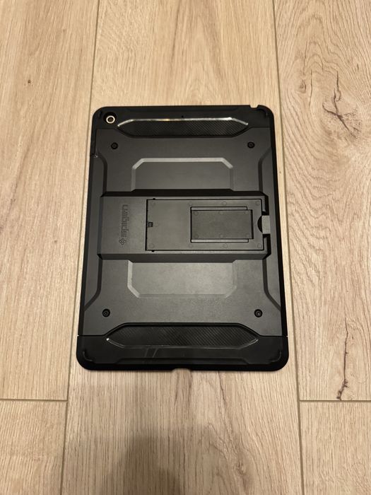 iPad 6th generation, 9.7 inch, culoare aurie + Husa