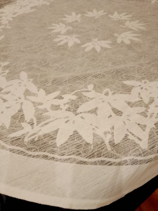 Финна  бяла покривка за кръгла маса