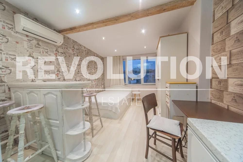 Дава се под наем Едностаен апартамент в Варна, Център - 40 кв.м за 618.12 € - Снимка #1