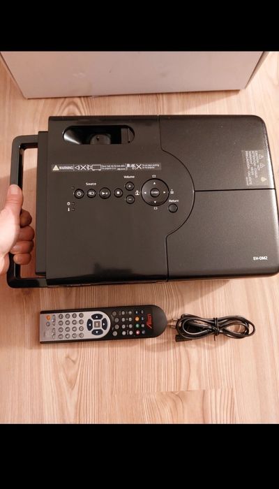 Videoproiector Home Cinema Epson  Full HD

All-in-One Epson EH-DM2 cu