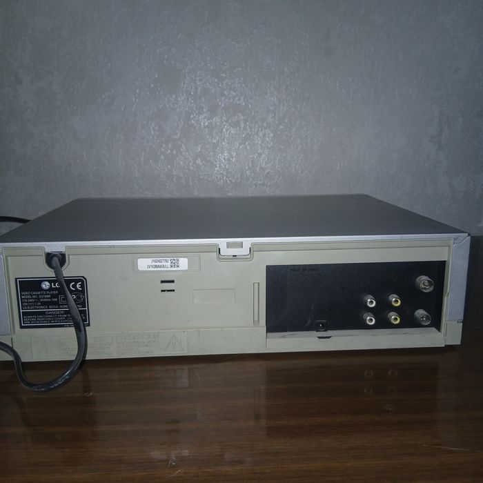 Видио магнитафон сотилади