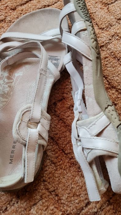 Ofer spre vânzare sandale și papuci de vară.
Încălțămintea e în stare foarte bună.
Detalii și prețuri la poze.
