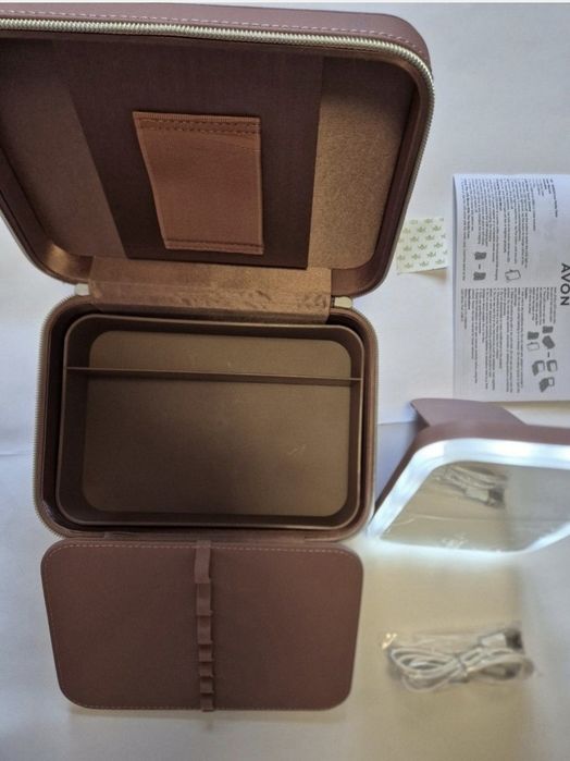 Cutie make up/cosmetice cu oglindă luminoasă Avon Vanity Case
