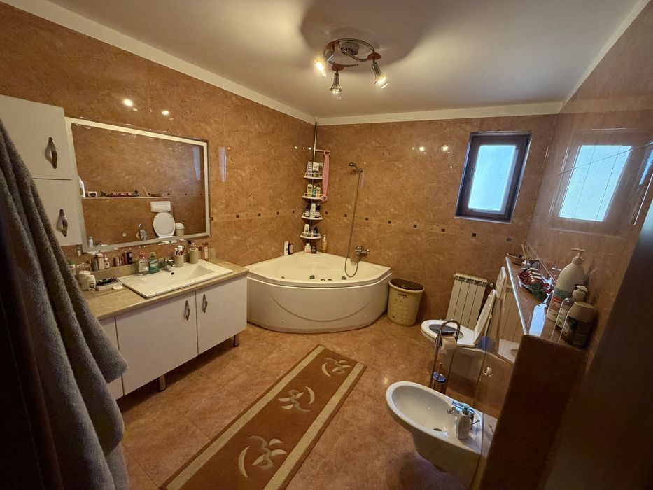 VILĂ SPAȚIOASĂ PANTELIMON, aproape de pădurea Cernica – REGIM DUPLEX | 5 DORMITOARE | 400 MP TEREN + 50 mp drum privat | MANSARDĂ | ANEXE