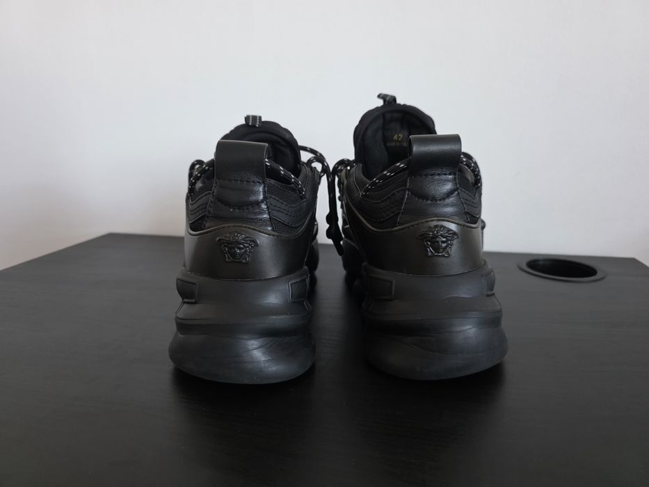 Vând adidași Versace Chain Reaction – Triple Black, mărimea 42.
Sunt p