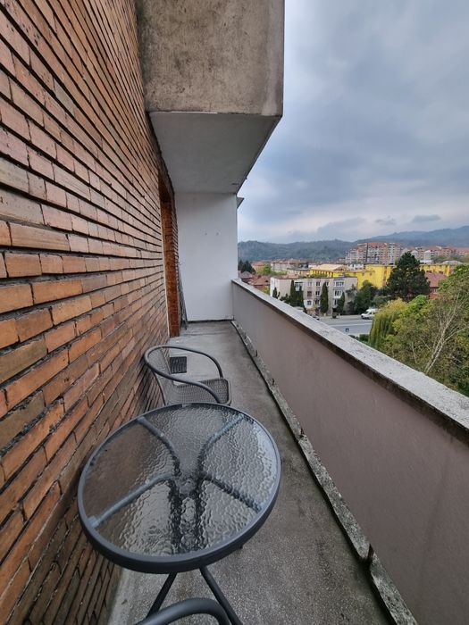 Închiriez apartament cu 2 camere