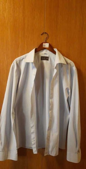 Елегантна бяла риза с тънко светлосиньо райе