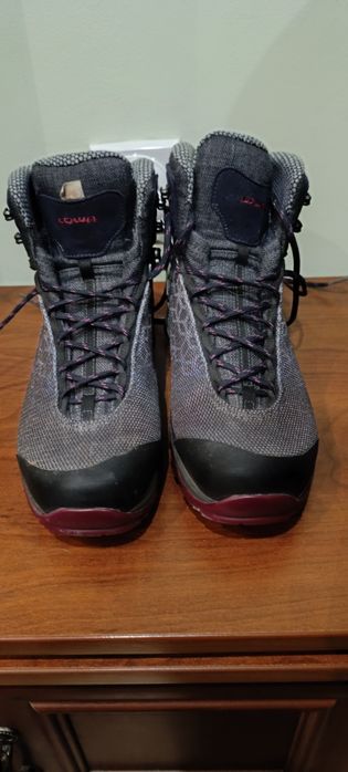 Дамски туристически обувки Lowa номер 38