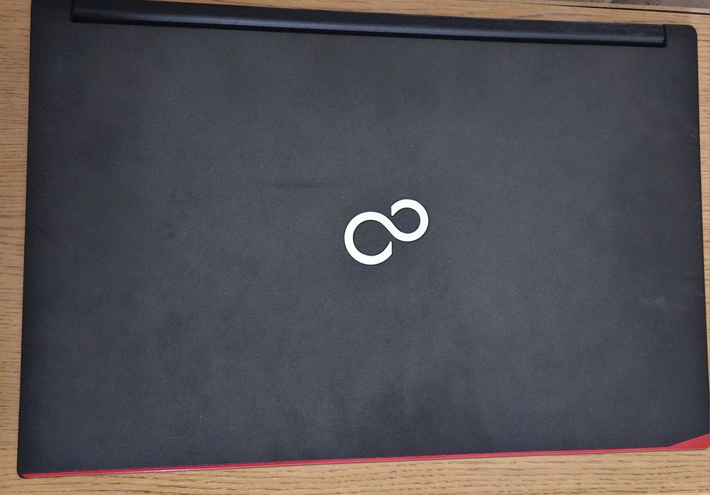 Лаптоп Fujitsu E55