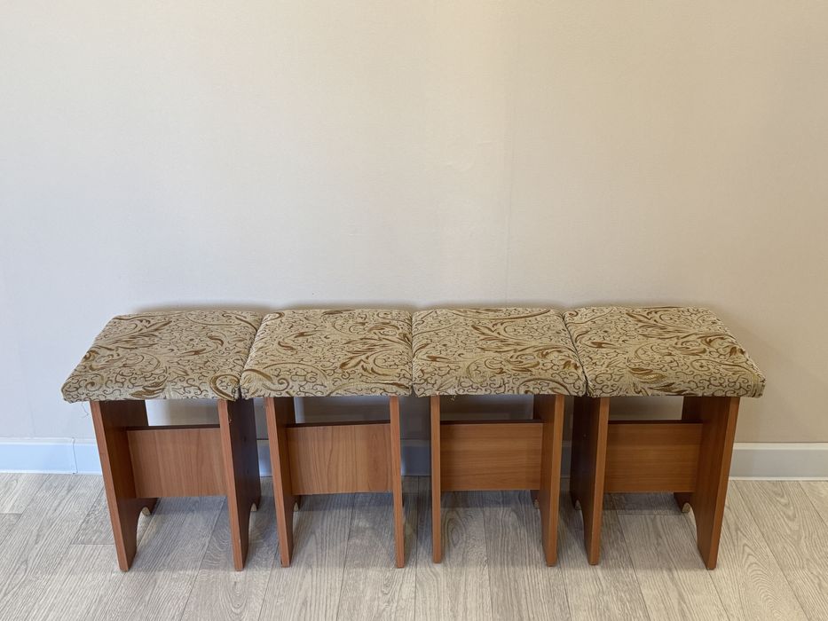 Продам стол и табуретки