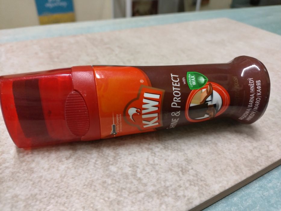 Кафява боя за обувки Kiwi с гъбичка