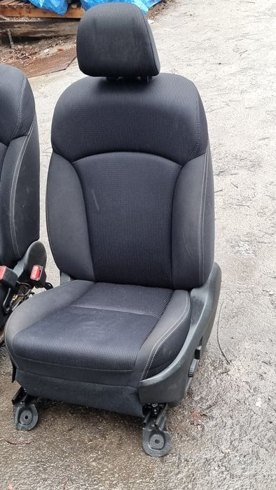 Сиденья передние  Subaru  .