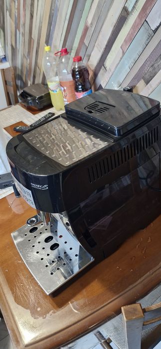 На части кафе автомат Делонги.