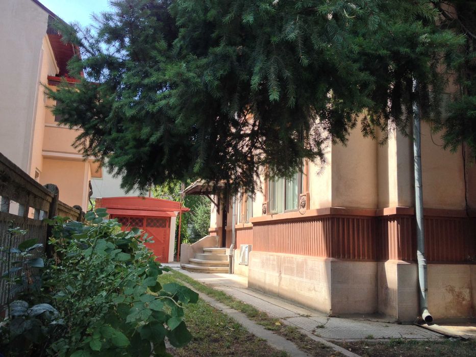 Ofer spre inchiriere apartament 3 cam in vila Domenii Casin