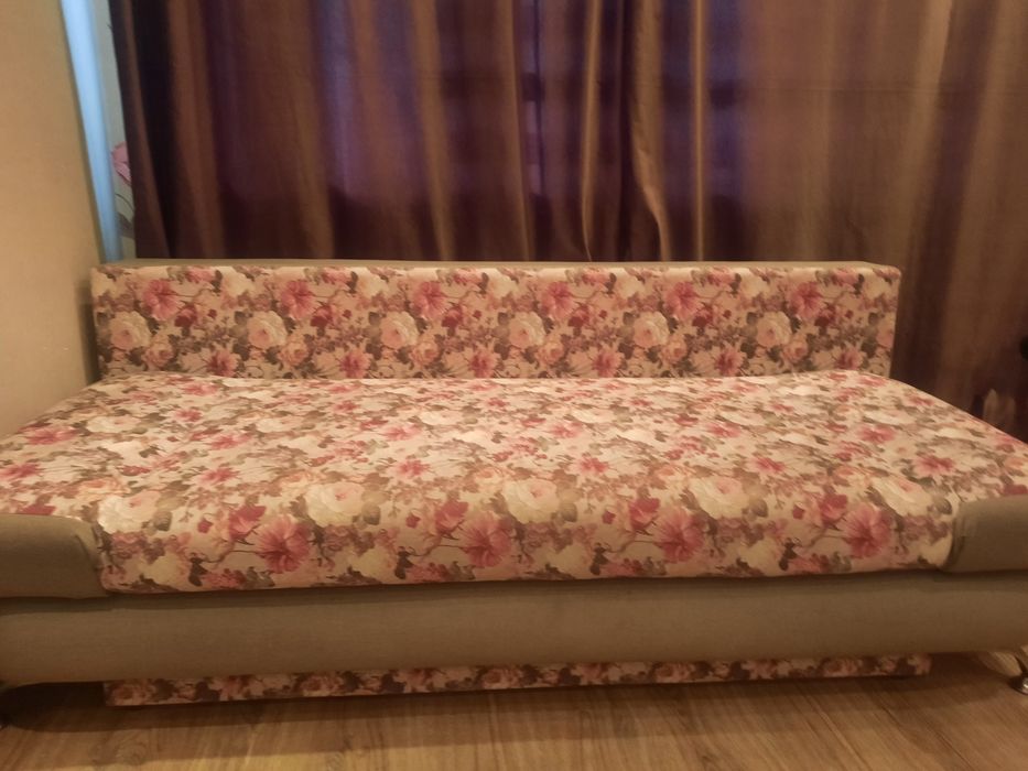 Продается диван раскладной,боковины подымаются в обоих сторонах ,недор