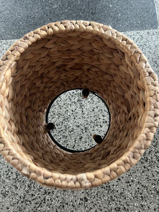 Ратанова кашпа с метални крачета / саксия