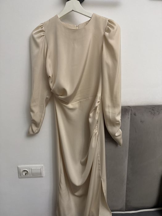 Платье бежевое атласное