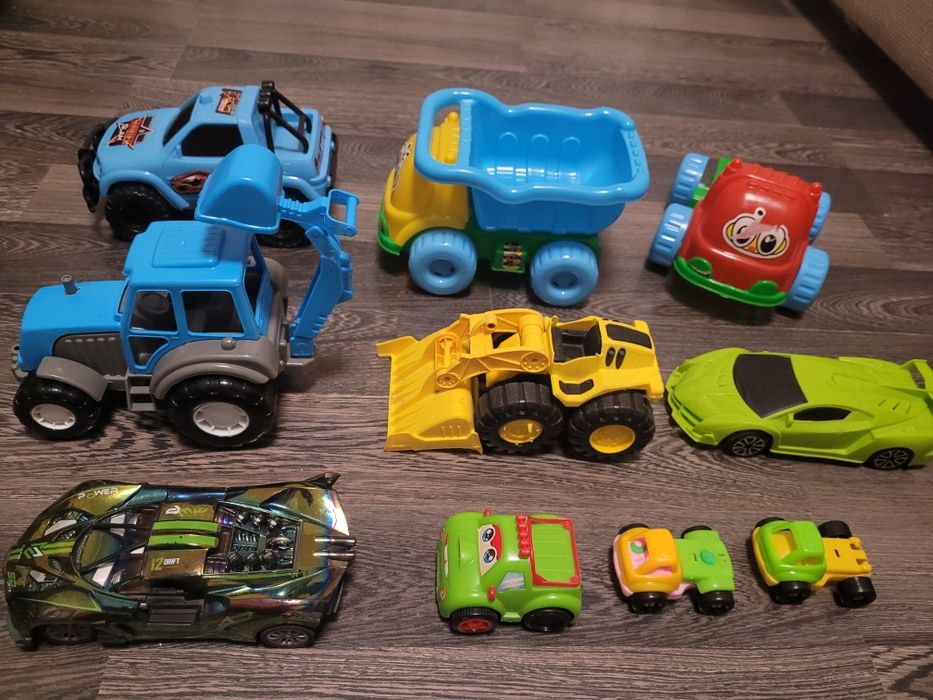Продам детские машинки 10 штук все 4000 тг