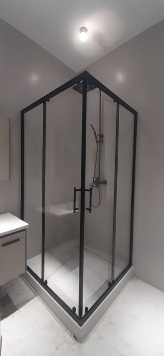 Душкабина , перегородки, стеклянные двери.