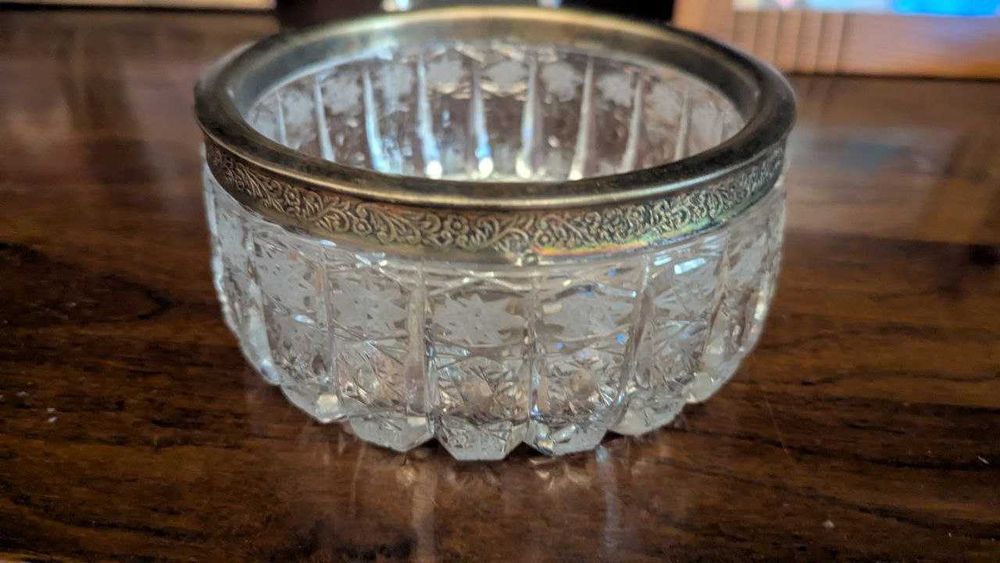 продам 3 хрустальные вазочки с мельхиоровым ободком