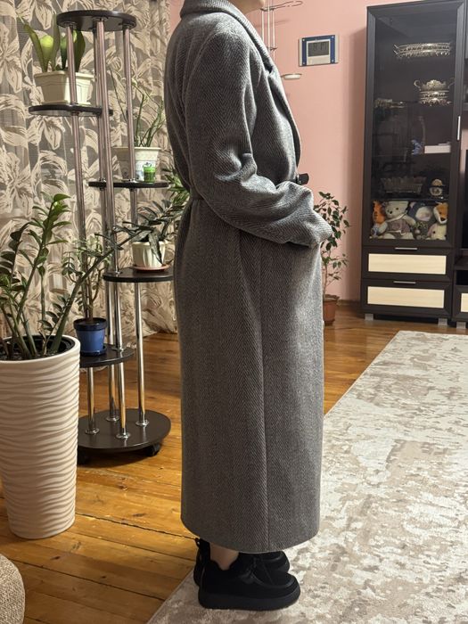 Серое пальто длинное