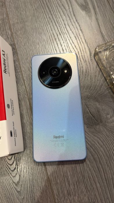 Телефон Redmi A3 с два калъфа