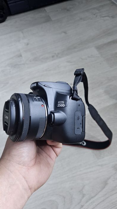 Фотоаппарат Canon 250 D