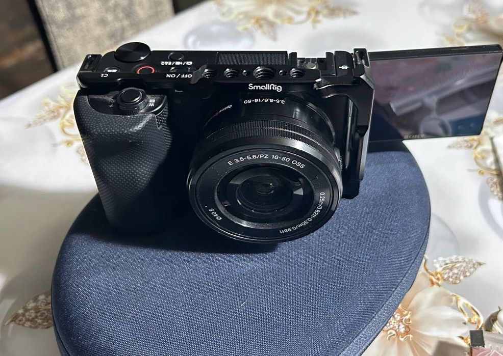 Sony ZV-E10 + Kit 16-50 + SmallRig Cage + Xotira kartasi
