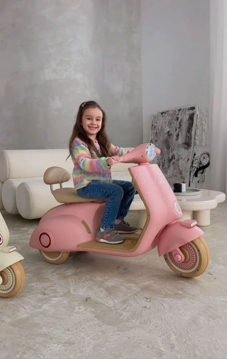 Детский мотоцикл Vespa 12V с музыкой Bluetooth для детей 3–9 лет