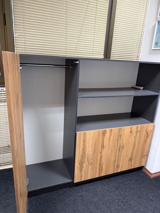 Офисная мебель. Стол и шкаф