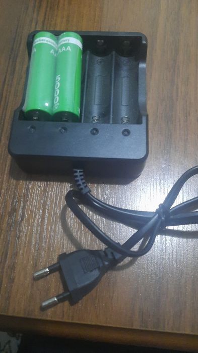 Новое Зарядное устроиство для батарейк 18650