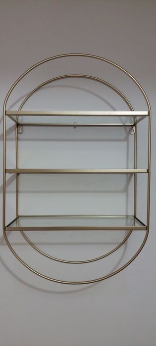 Etajera metalica cu rafturi din sticlă.