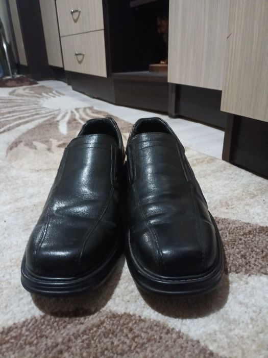 Vând pantofi de barbati de piele originala