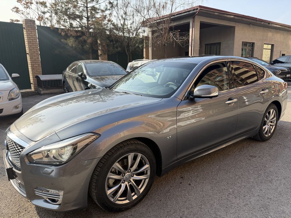 Срочно продается автомобиль INFINITI LUXURY Q70