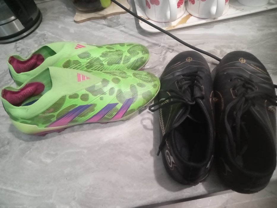 Продам две пары кроссовок