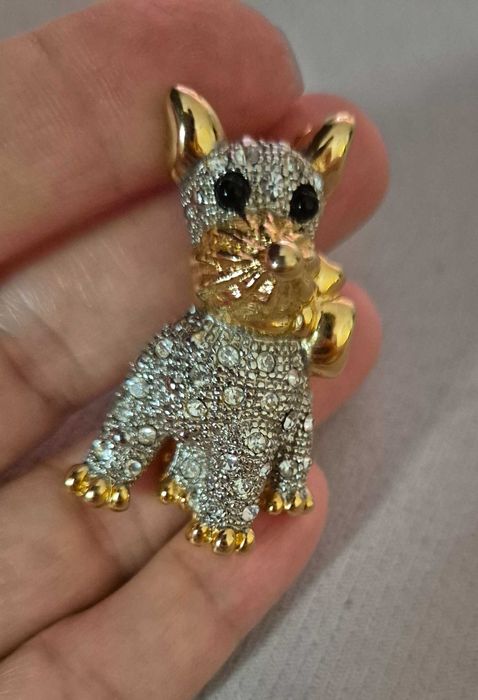 Брошка куче с кристали