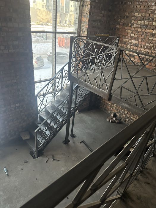 Антресольный этаж,сварщик