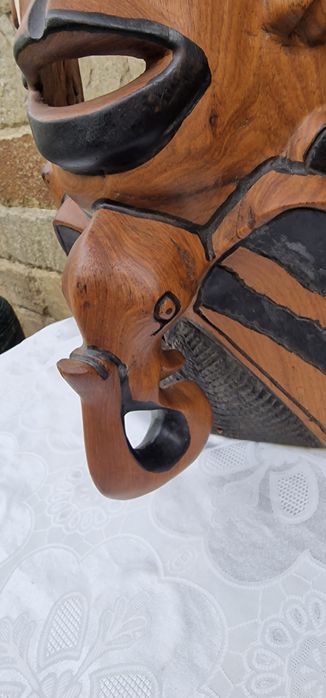 Тежка и масивна дървена маска дялана изцяло от едно цяло дърво