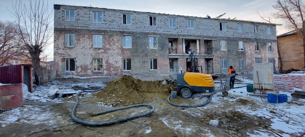 Полусухая стяжка.  Залить пол .